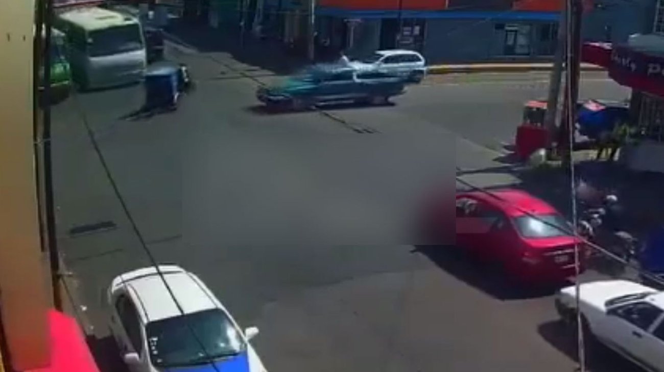 Camión se pasa rojo y atropella a abuelito en Edomex