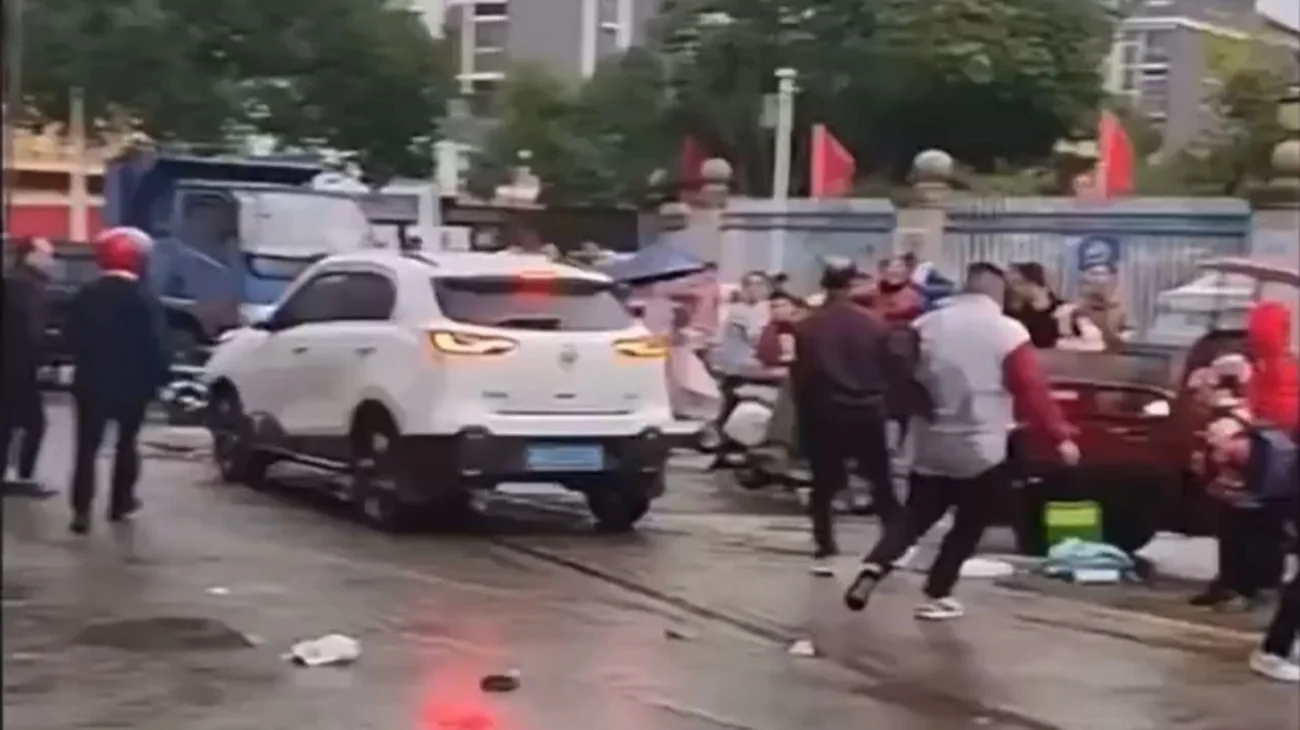 Conductor atropella a varias personas en China