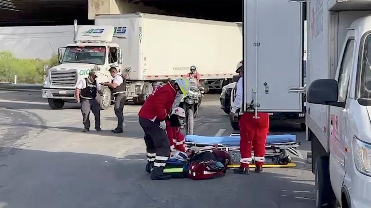 Arrolla camioneta a obrero sobre la avenida Raúl Salinas