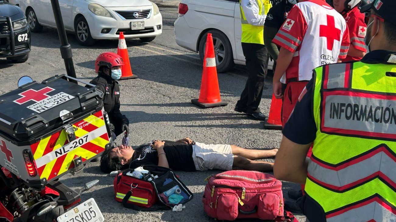 Atropella motociclista a peatón; ambos resultan lesionados
