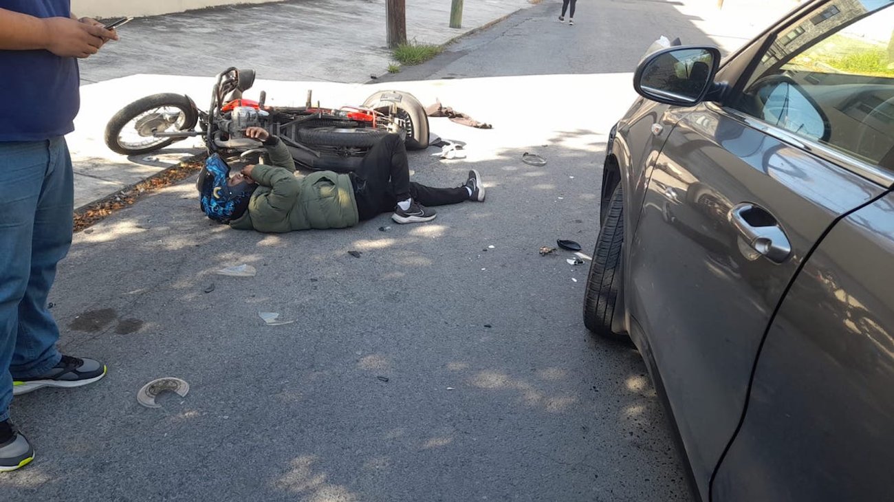 Camioneta circula en contra e impacta a motociclista