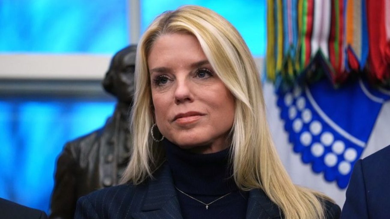 Presidente de EUA integra a Pam Bondi en panel de IA