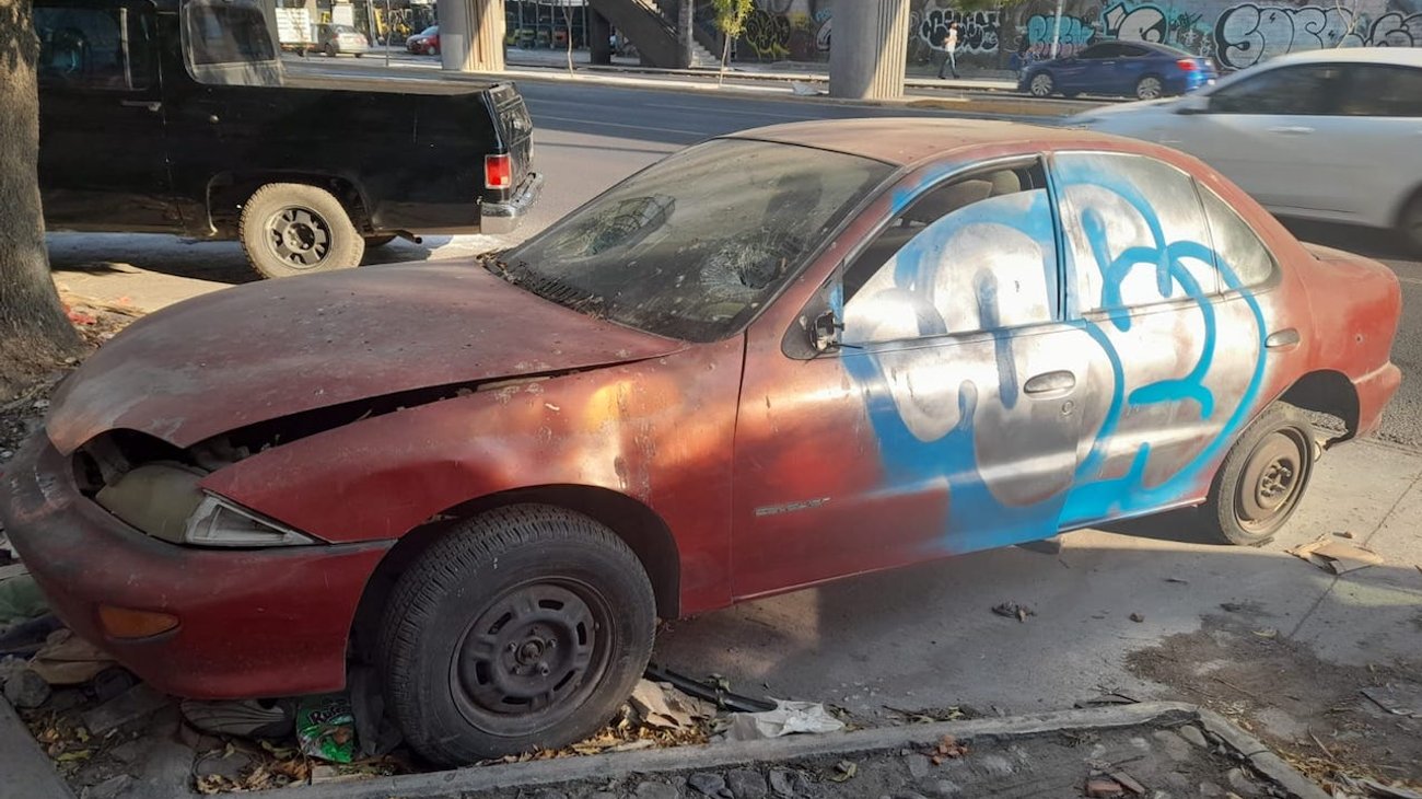 Abunda basura y hasta carro abandonado en tramo de Av. Colón