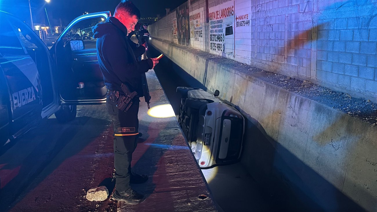 Conductor cae a canalón en presunta ebriedad en Monterrey