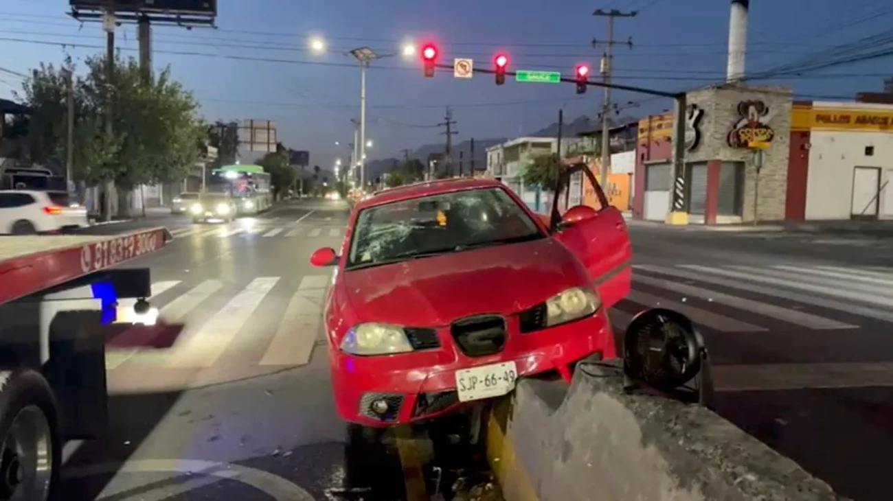 Choca y se estrella en camellón sobre avenida Ruiz Cortines