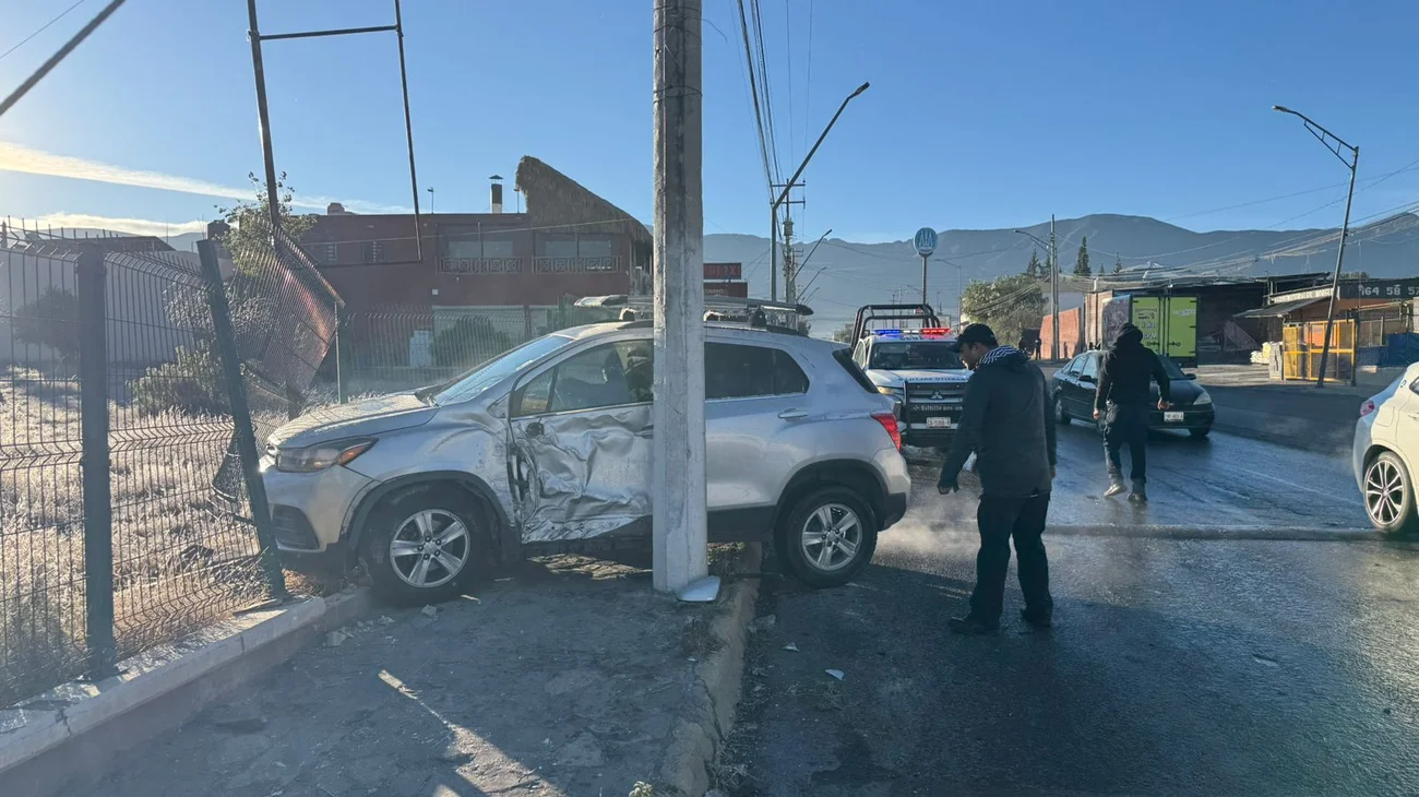 Se estrella auto contra poste ante pavimento congelado