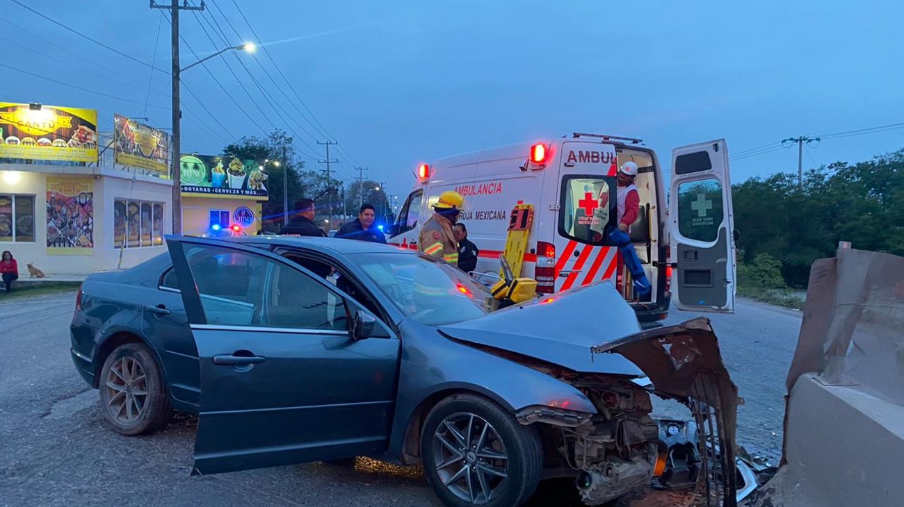 Choca auto contra muro de contención en Carretera Nacional