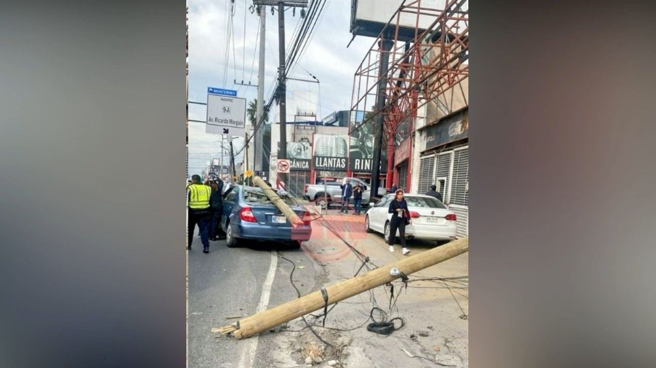 Auto se estrella contra poste y le cae encima