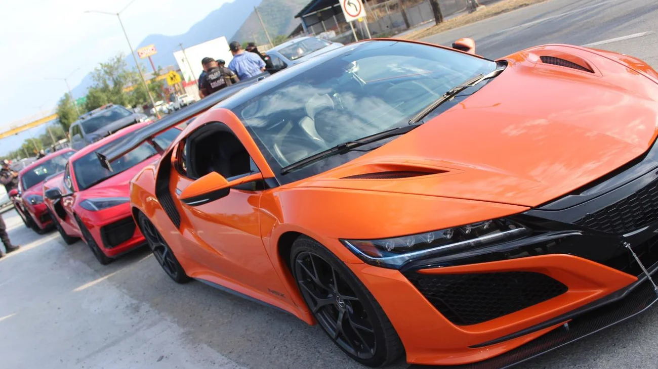 Frenan rodada de autos deportivos en el municipio de Santiago