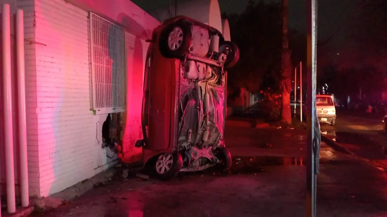 Impacta conductor su auto contra muro de concreto