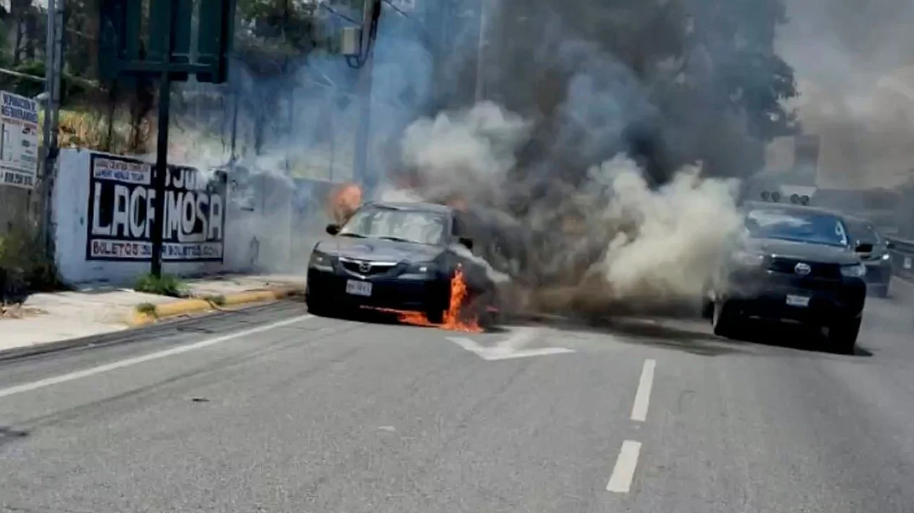 Fuego consume vehículo en la avenida Morones Prieto