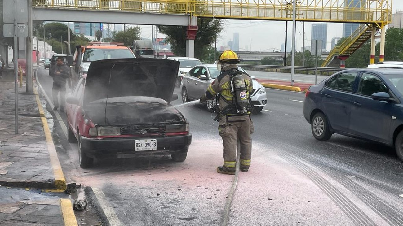 Se incendia vehículo sobre avenida Morones Prieto