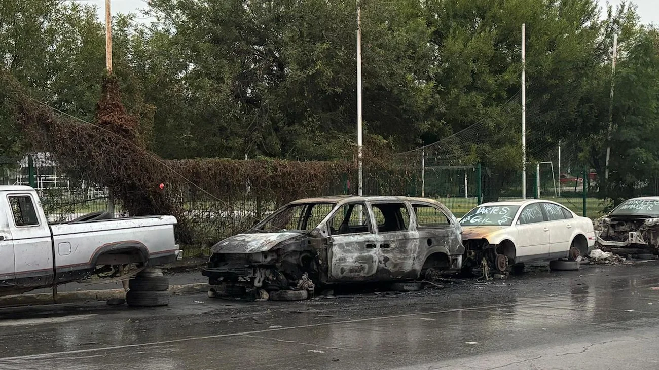 Arde auto en San Bernabé; investigan si fue intencional