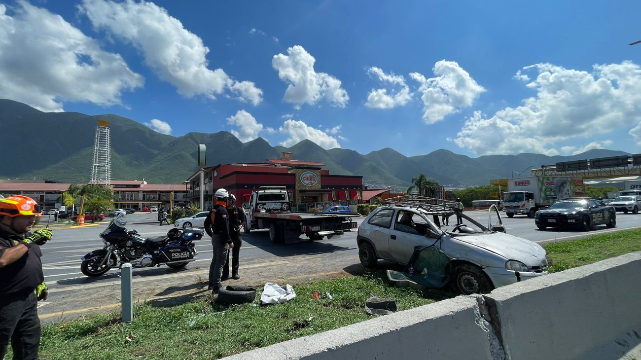 Resulta ileso tras volcadura y choque en la Carretera Nacional