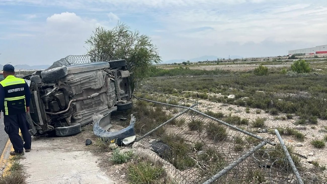 Vuelca automóvil y daña perímetro del aeropuerto en Ramos Arizpe