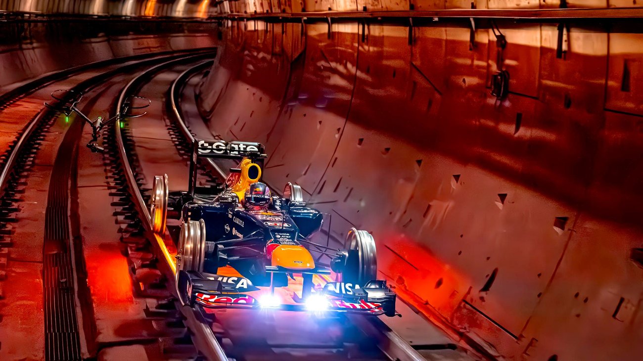 Circula monoplaza de Red Bull por vías del Metro de Madrid