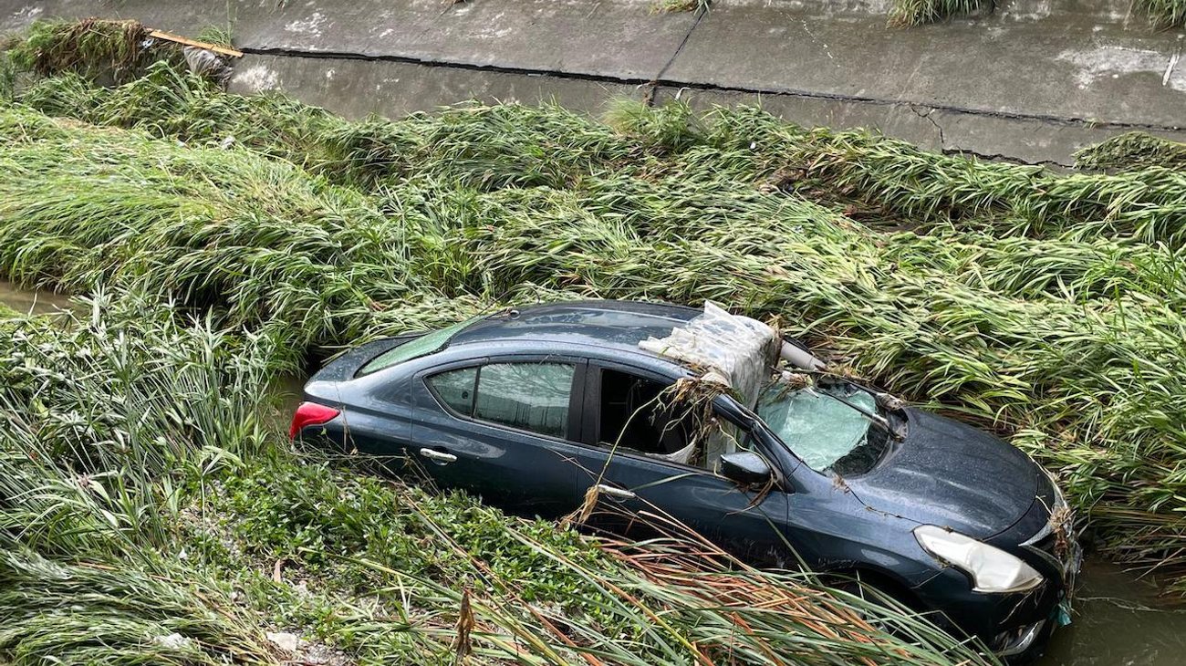 Auto arrastrado queda varado en canal medular de Monterrey