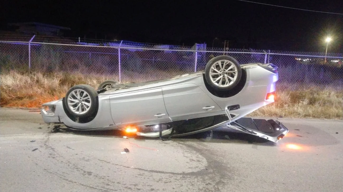 Choca conductor contra luminaria y vuelca en Ramos Arizpe