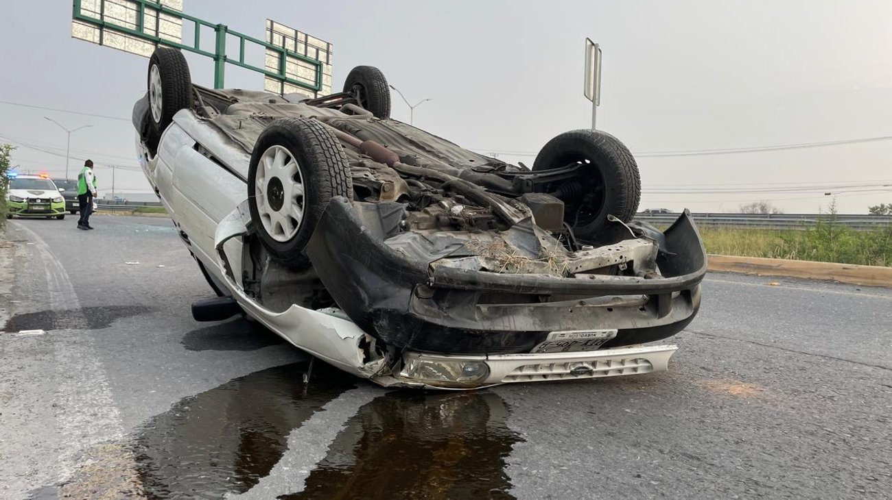 Vuelca auto sobre avenida Miguel de la Madrid