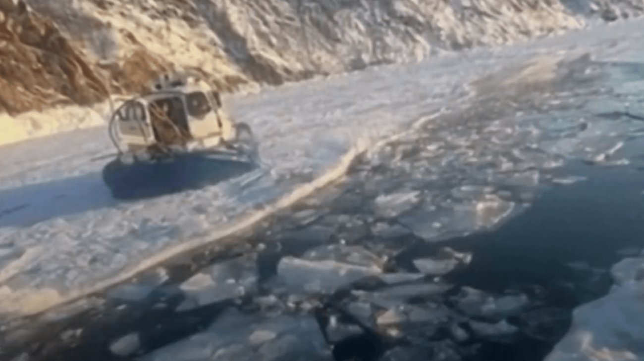 autobus_de_pasajeros_cae_a_lago_congelado_63f695dcd0