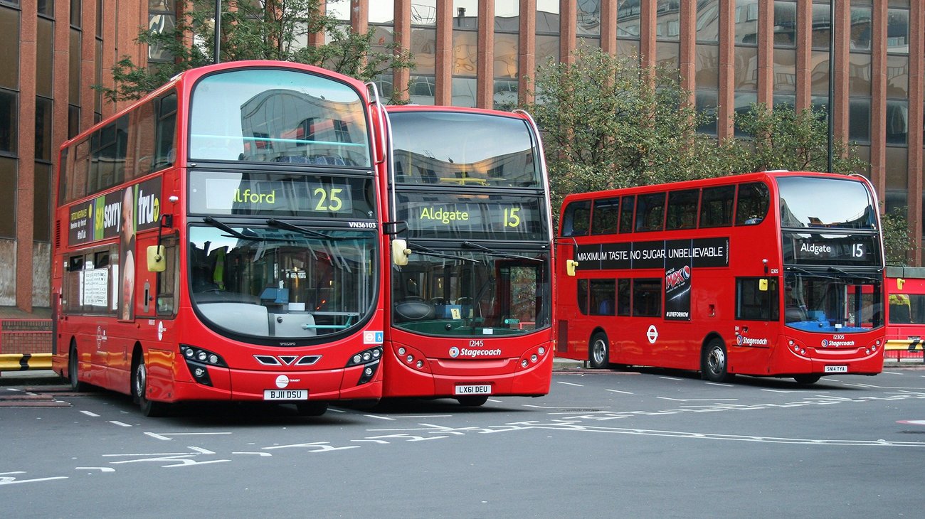 Inglaterra impondrá multas por poner música alta en los autobuses