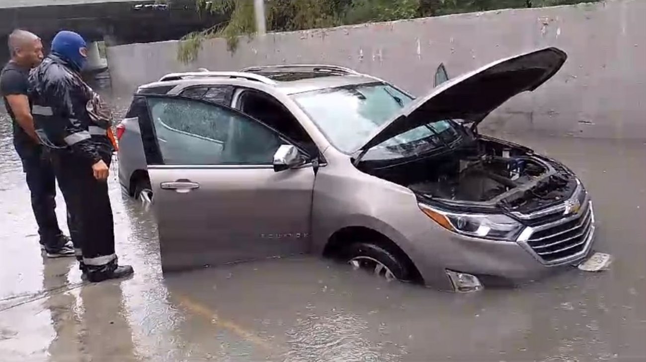 automivil_arrastado_por_corriente_en_garcia_y_carro_varado_en_parque_canoas_3c2f05cf87