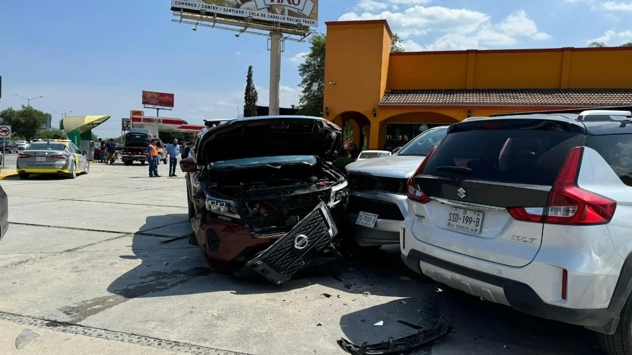 automovilista_se_estrella_contra_seis_vehiculos_en_santiago_661349f3b6