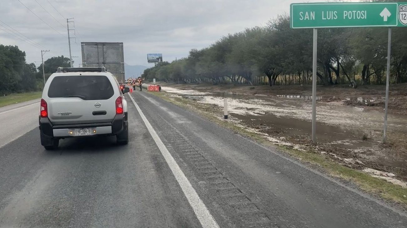 Maquinaria rompe ducto principal y ocasiona enorme fuga de agua