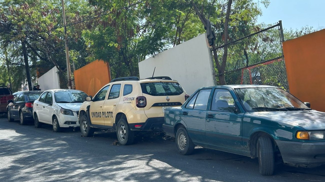 Afectan a familias vehículos estacionados desde hace meses