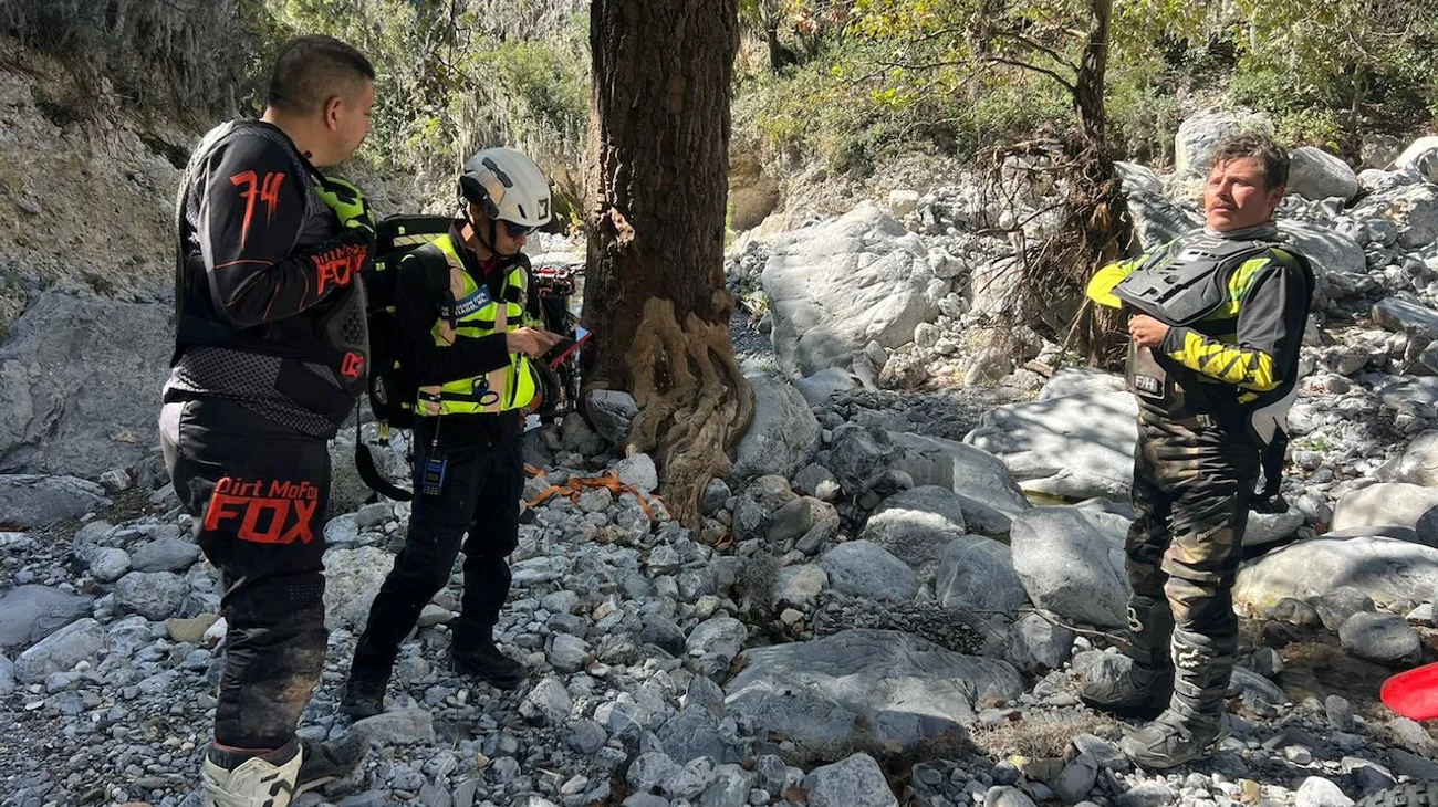 Auxilian a motociclistas extraviados en Sierra de Santiago