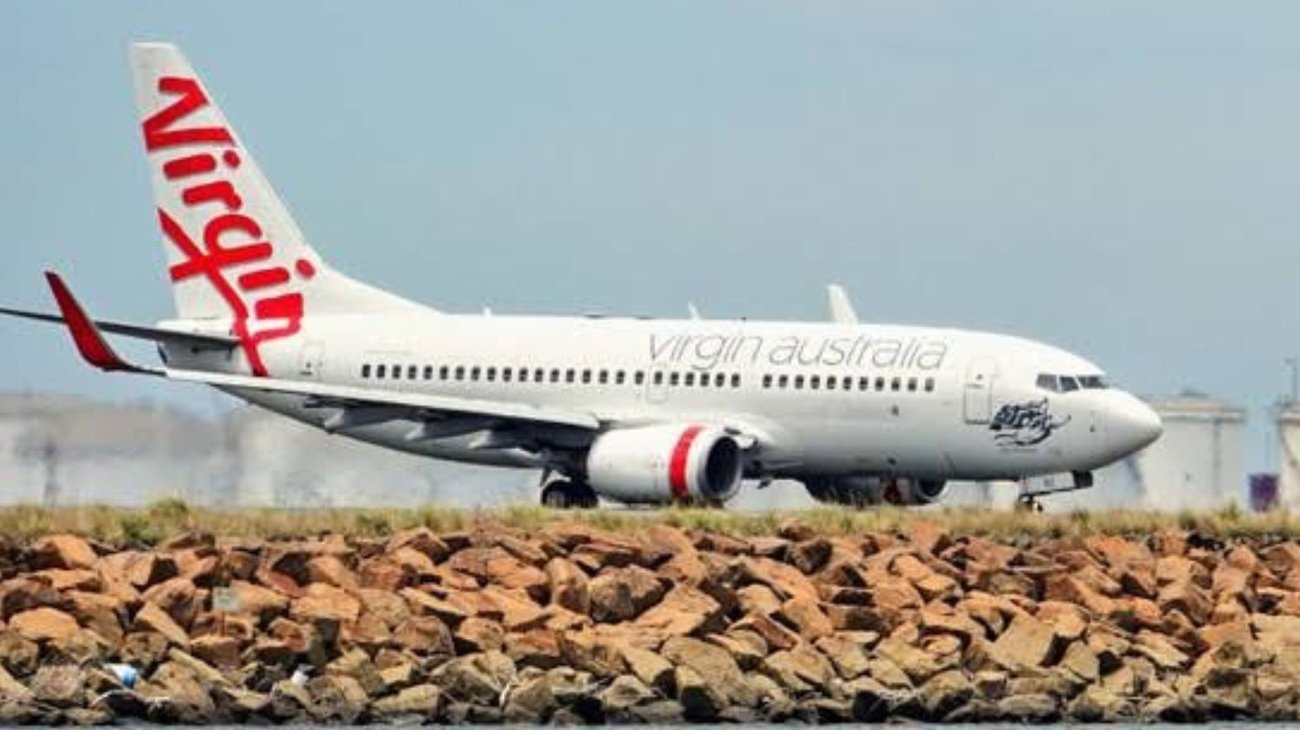 Video: Avión aterriza de emergencia con un motor en llamas