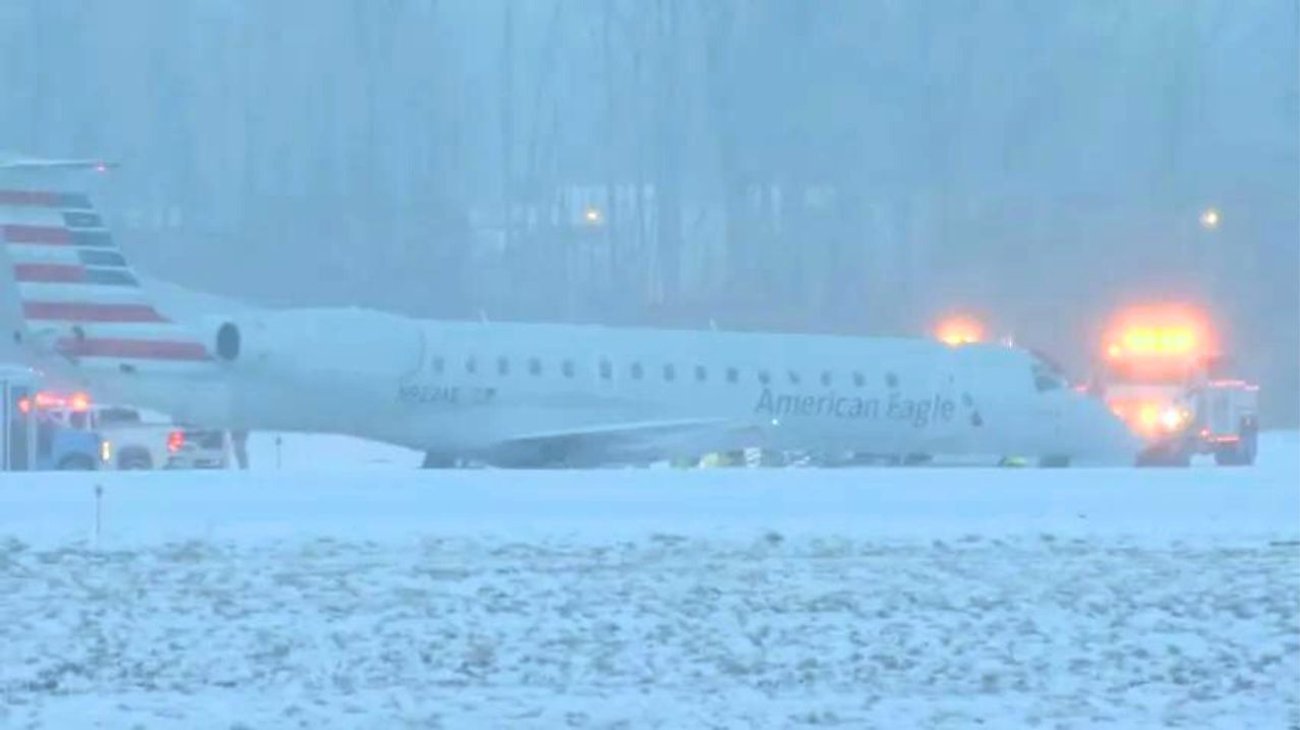 Avión se sale de la pista del aeropuerto de NY por la nieve