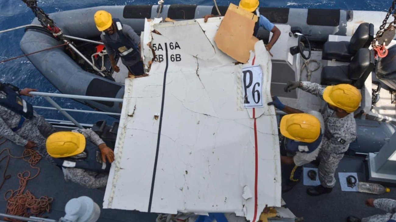 Localizan en el mar avión de carga desaparecido en Pakistán