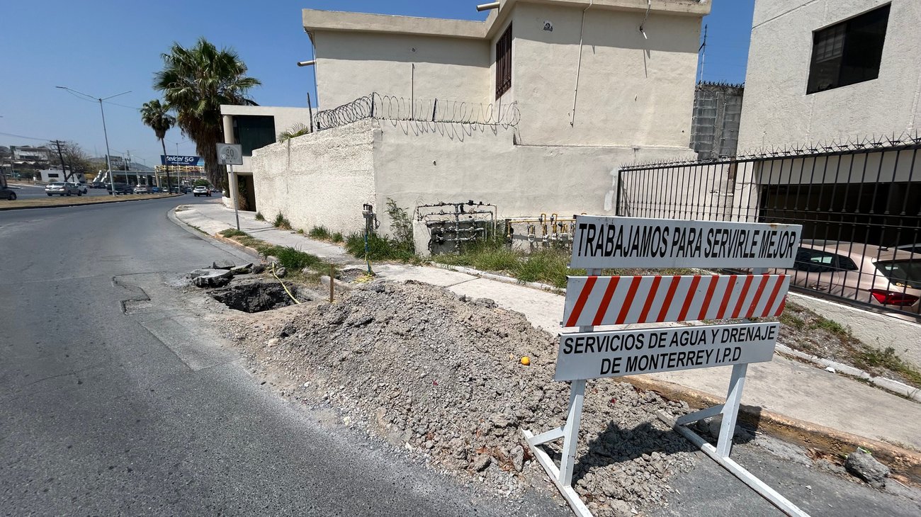 Reportan peligro por zanja de AyD en avenida Alfonso Reyes