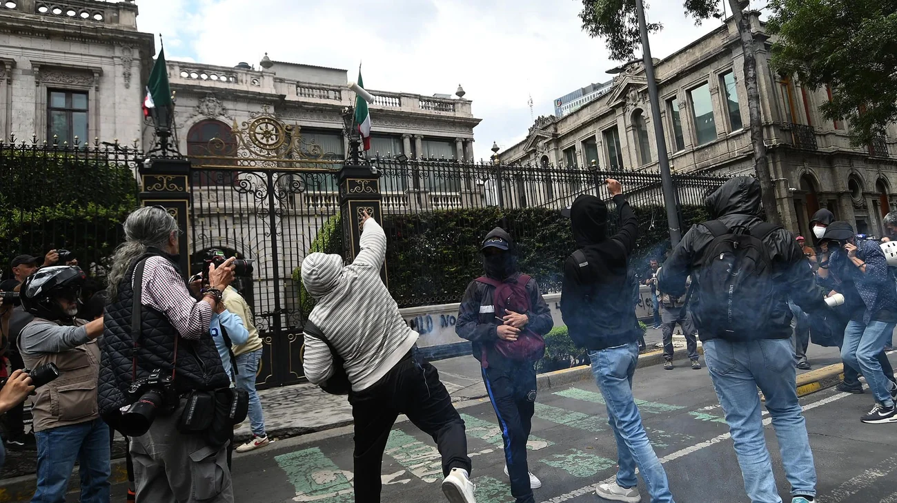 Activistas de Ayotzinapa lanzan explosivos a Segob en CDMX