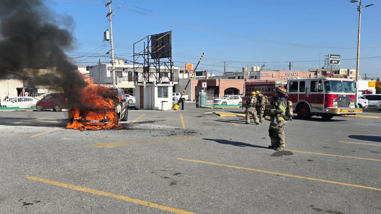 Camioneta se incendia dentro de centro recreativo en Saltillo