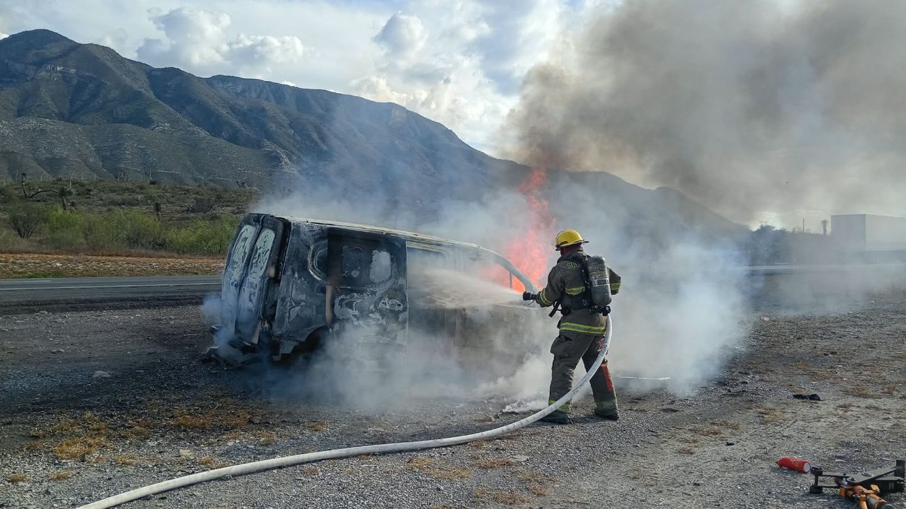 Vehículo se incendia en la carretera Monterrey-Saltillo