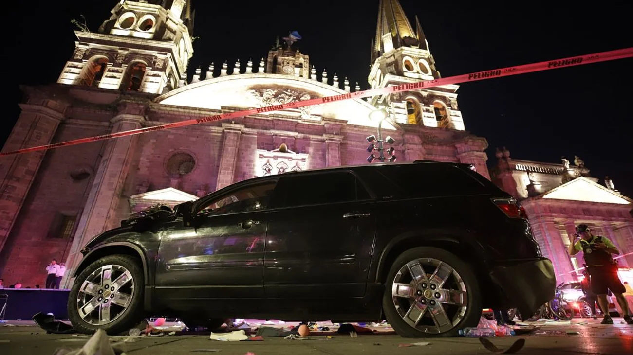 Atropella hombre a un grupo provida en Guadalajara