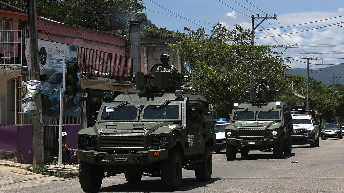 Detienen a policías de Edomex por presunto robo de tractocamión
