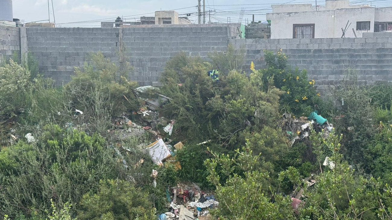 Llenan de basura doméstica el arroyo Las Víboras en Saltillo