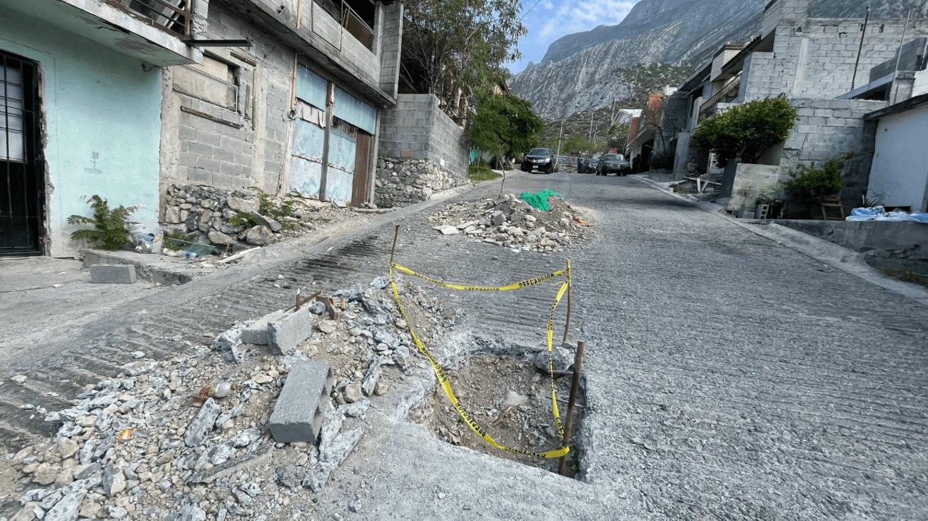 Adulto mayor cae en zanja sin reparar en Santa Catarina
