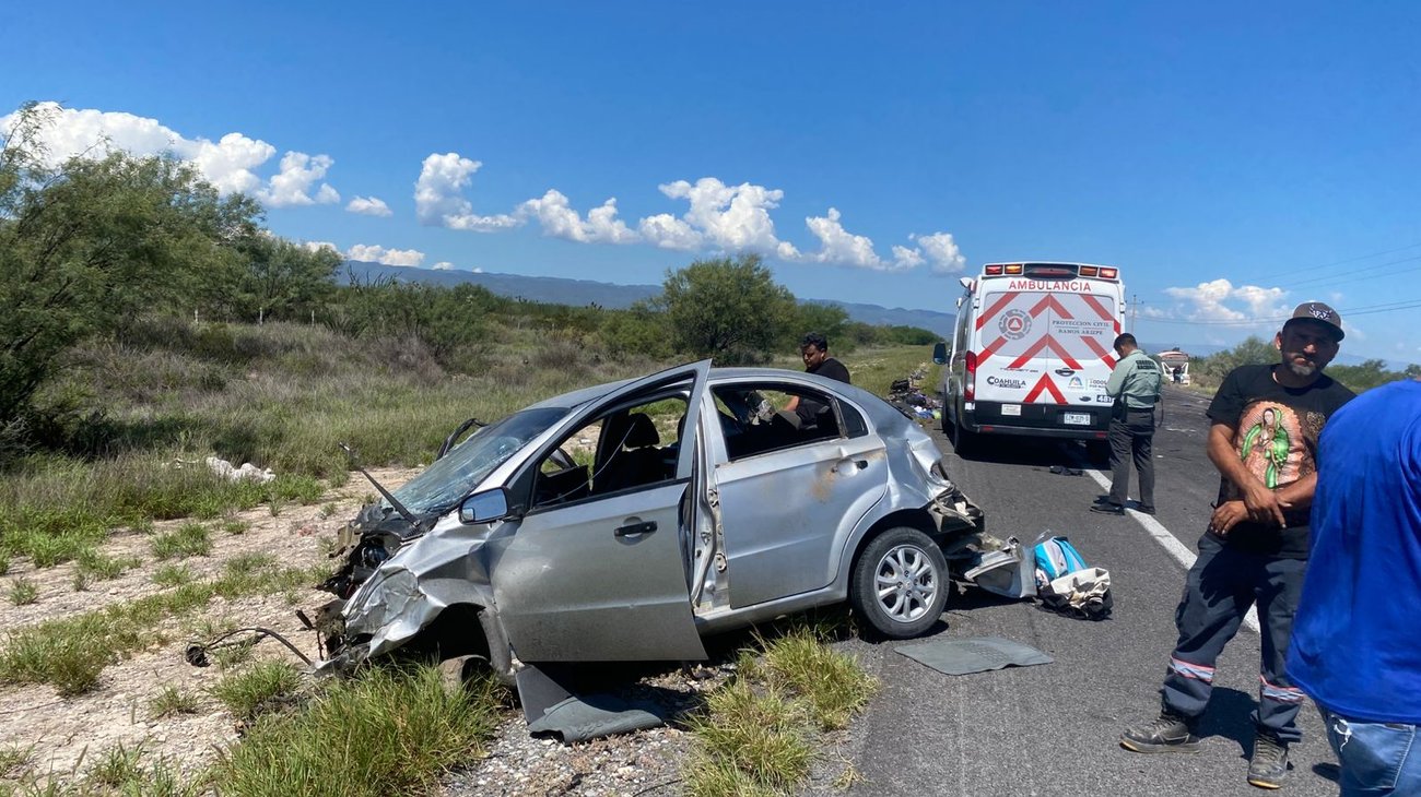 Choca auto contra tráiler; muere mujer y otra resulta herida