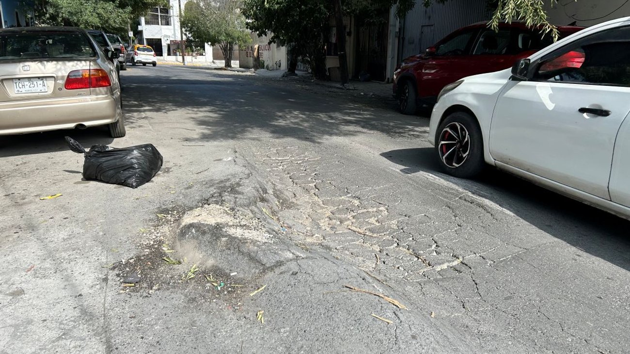 Reportan bache peligroso en la colonia Independencia