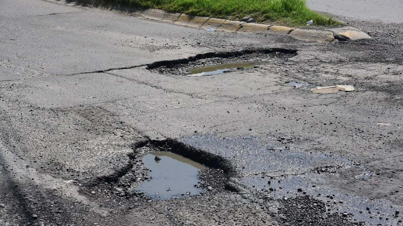 Baches complican la vialidad en el municipio de García