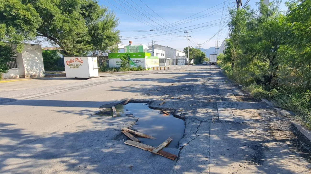 Baches en Calle Nueva causan molestia en Guadalupe