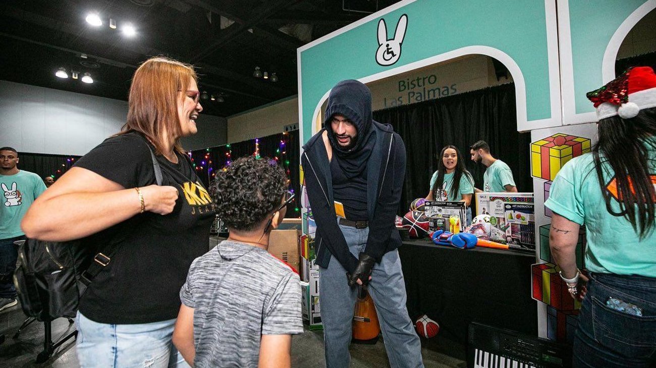 Bad Bunny entrega obsequios navideños a niños y jóvenes