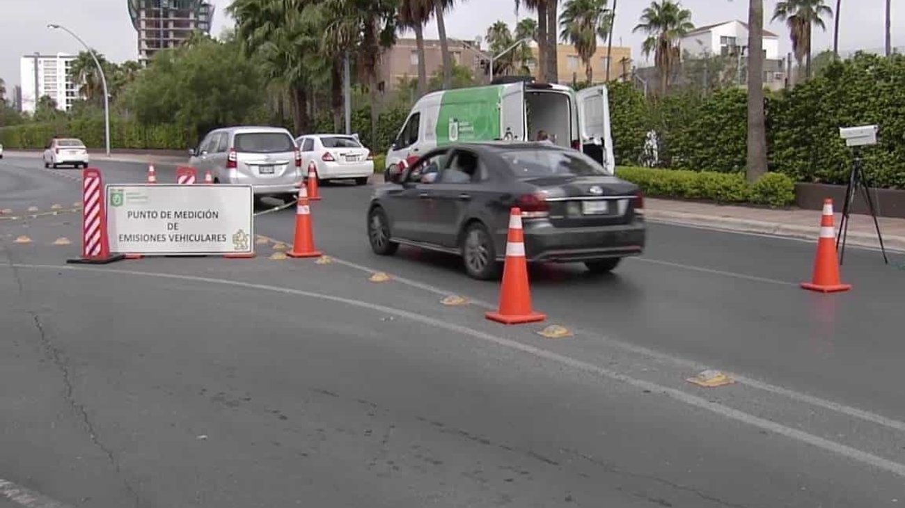 Baja número de autos contaminantes en Monterrey