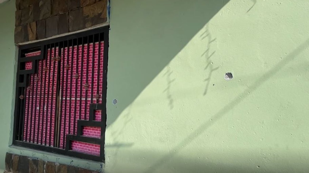 Hombre balea casa a bordo de bicicleta en Apodaca