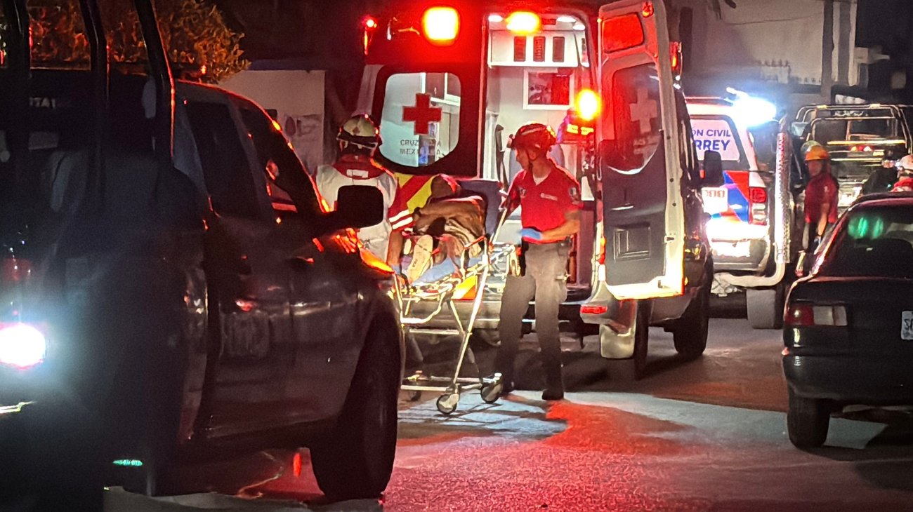 Lo balean y cae del segundo piso en Monterrey