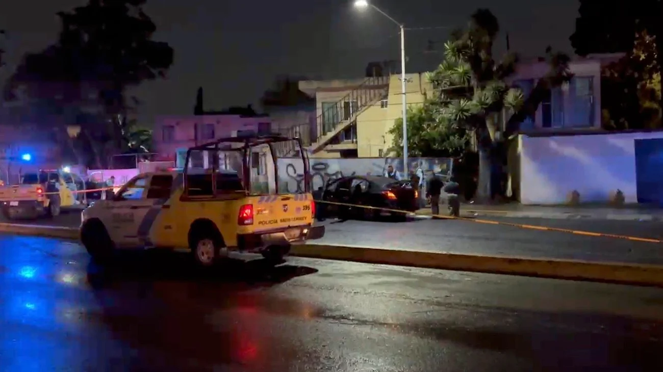 Balean auto con arma larga; dos hombres quedan heridos